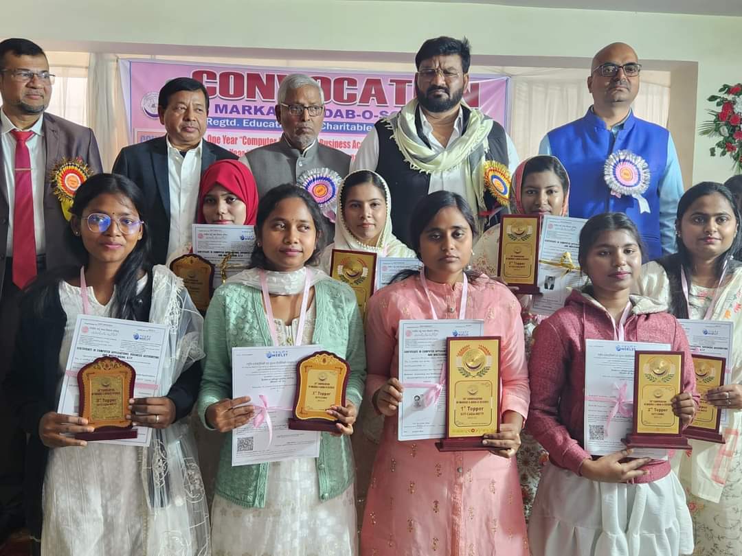 छात्रों को मैडल और सर्टिफिकेट वितरण कर सम्मानित किया।