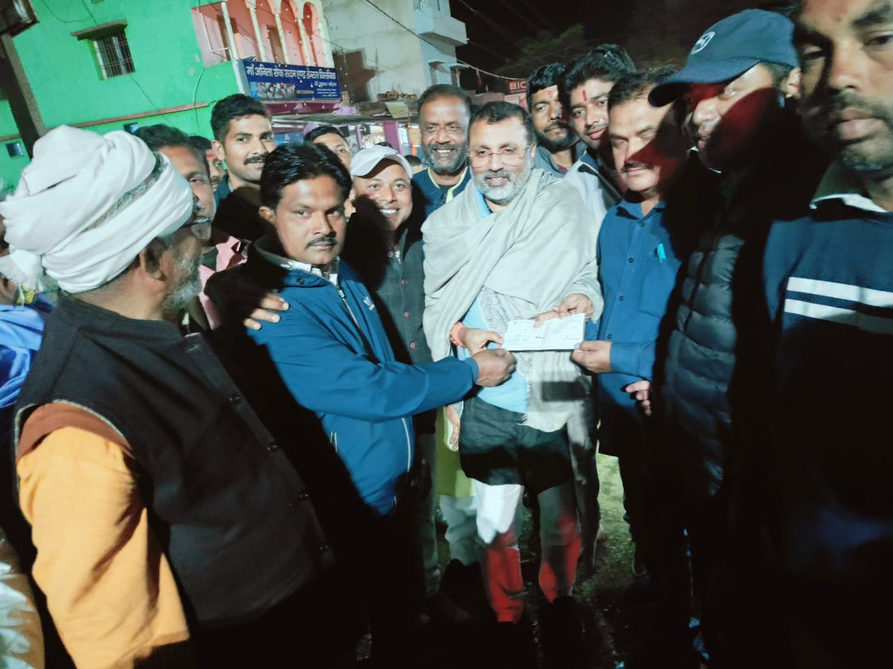 करो के प्रसिद्ध धर्मराज मंदिर के लिए माननीय सांसद डॉक्टर निशिकांत दुबे जी ने एक लाख रुपए का चेक दिया